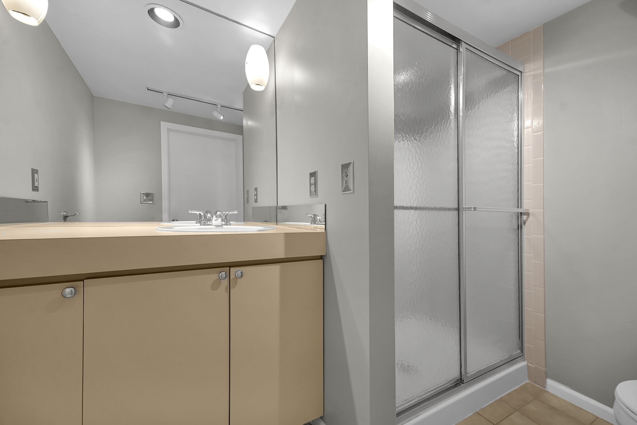 Building Photo - 992 Neil Ave