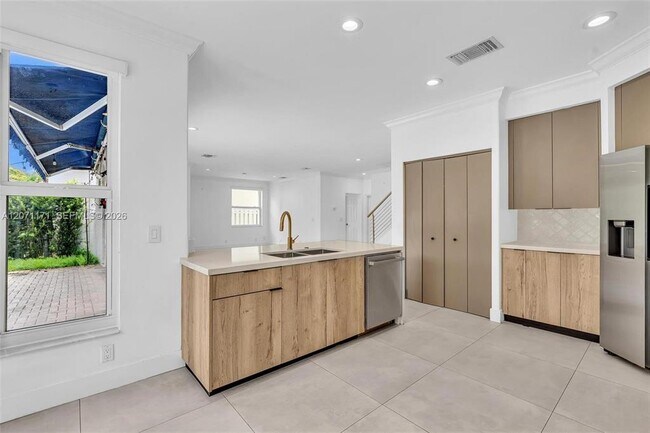 Building Photo - 3433 SW 52nd Ct