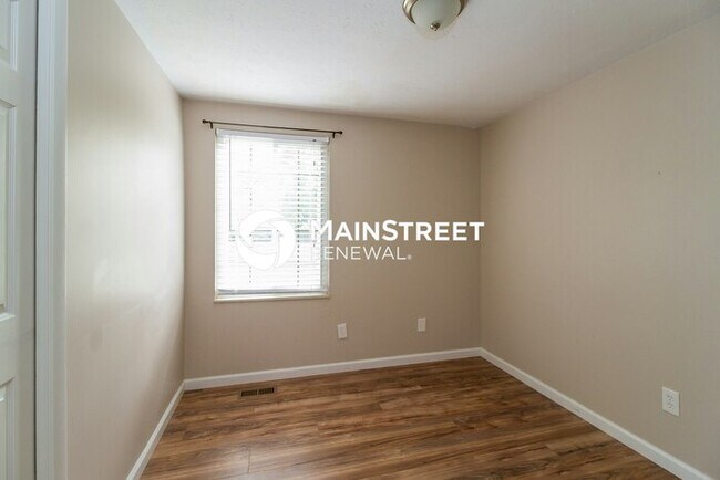 Building Photo - 4 Bedroom Pet-Friendly Home in Louisville, KY with Main Street Renewal