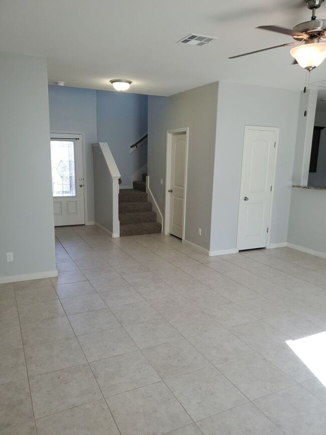 Building Photo - 4 bedrooms/2.5 bath over 2,000 square feet