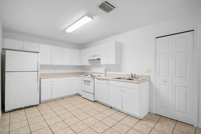 Building Photo - 4646-4646 15th St SW