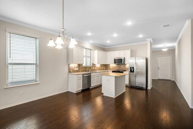 Building Photo - 508 English Oak St