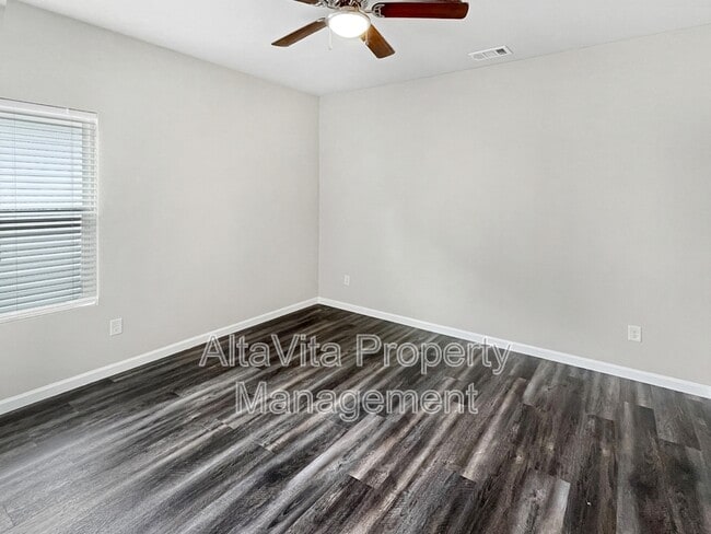Building Photo - 3213 Chenault St