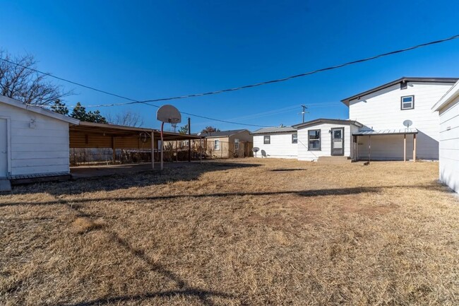 Building Photo - 1008 9th St