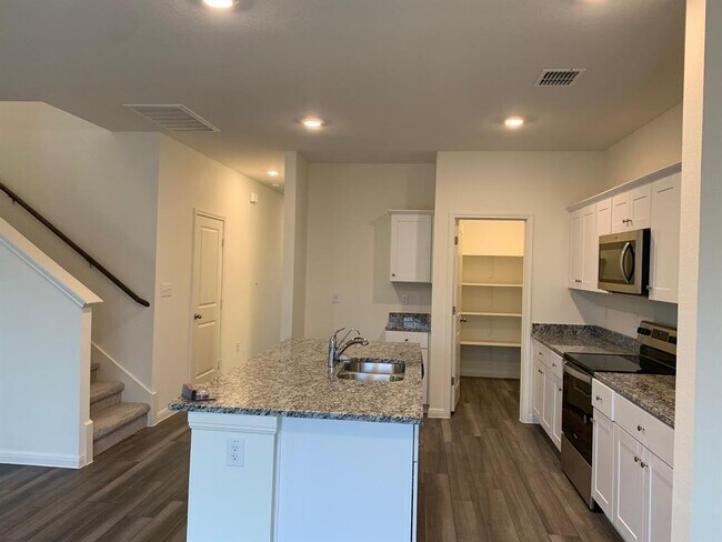 Building Photo - 319 Robins Nest Ln