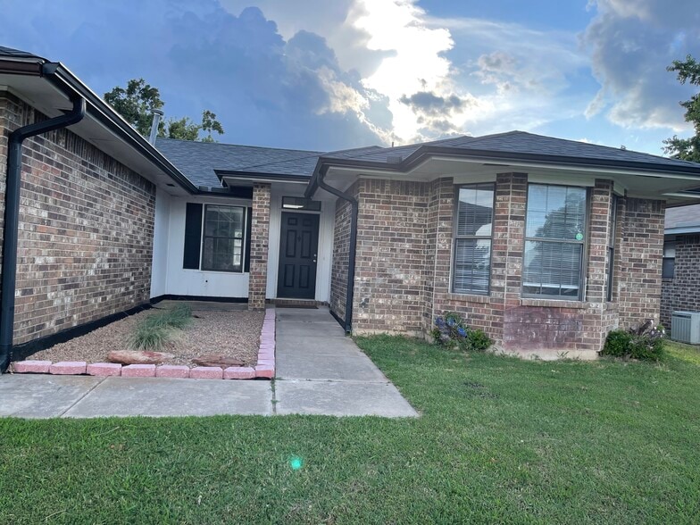 FRONT DOOR - 1309 Grand Mnr