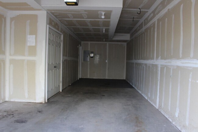 Building Photo - Beautiful 3 BR/3 1/2 BA Townhouse in Stonegate!!