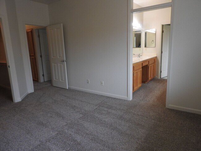 Building Photo - Cresleigh near Wild Life Preserve 3 Bedroom + Den!!