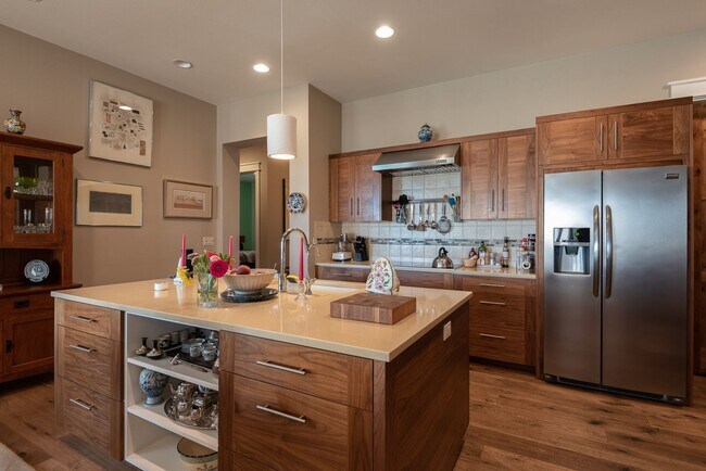 Building Photo - Tetherow!! Amazing Townhome that is fully ...