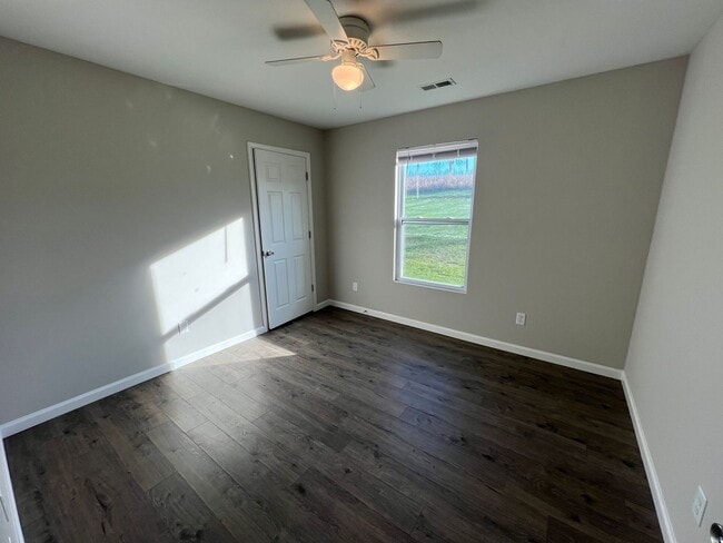 Building Photo - Newer single family house