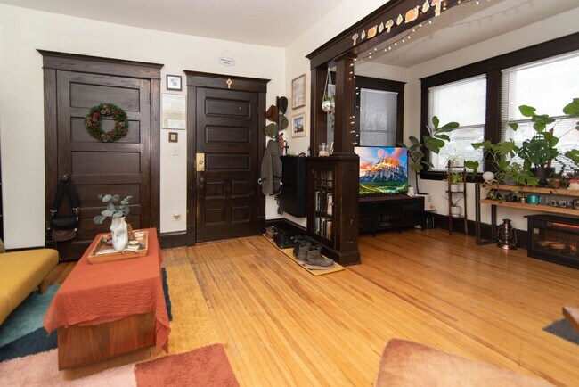 Building Photo - 419 W Franklin Ave