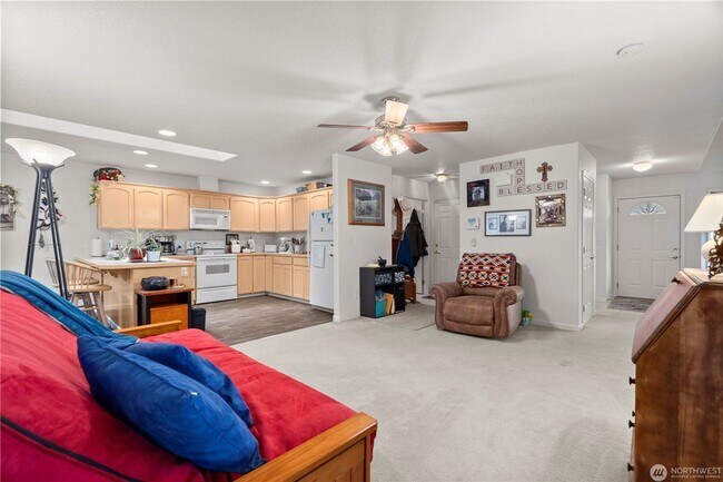 Building Photo - Quiet Updated Townhome in Prime Location!