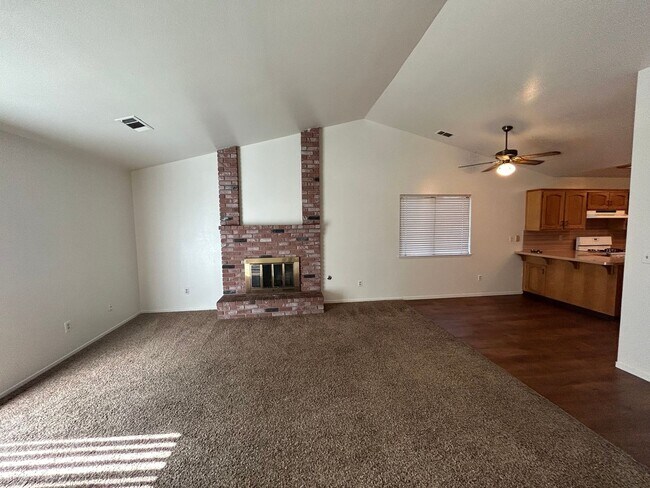 Building Photo - 1846 N Selina Ct