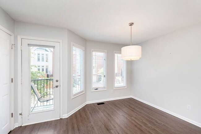 Building Photo - Spacious Updated 2 Bedroom Townhome in Bea...