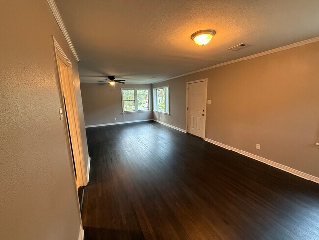 Building Photo - 404 Holly St