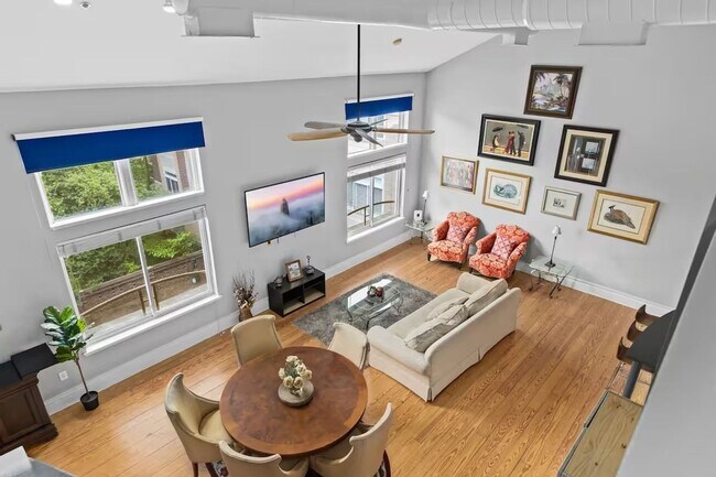 Building Photo - 404 N Laurel Ave