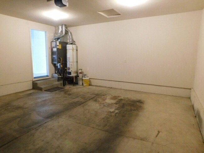 Building Photo - 3Bd/2Ba Single Story Home - Available to View!
