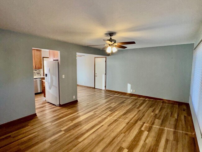 Building Photo - Move-In Ready 3-Bedroom with Modern Update...