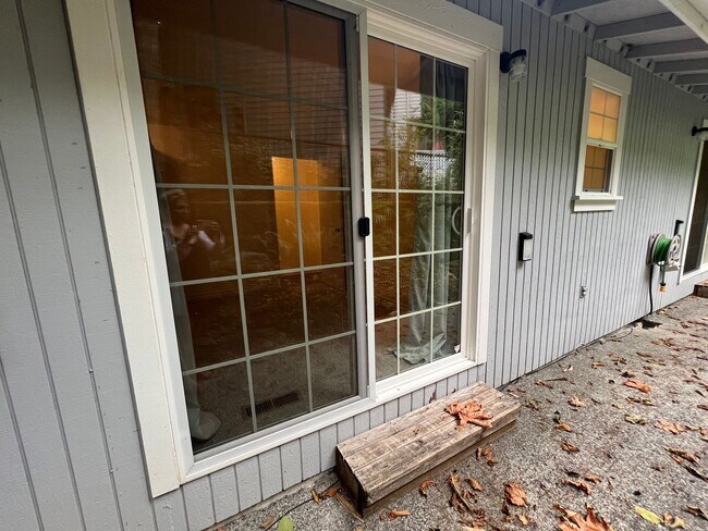 Building Photo - 3 Bed, 2 Bath with Garage in Sudden Valley