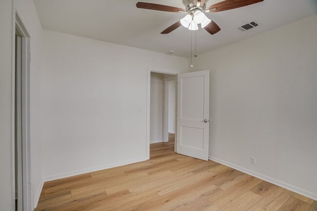 Building Photo - 2933 Moss St