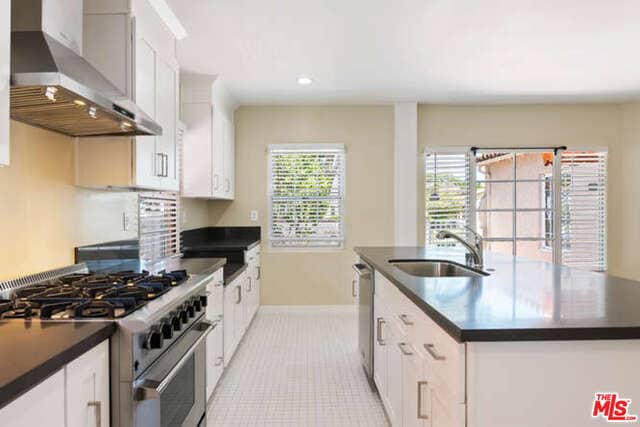 Building Photo - 1152 S Point View St