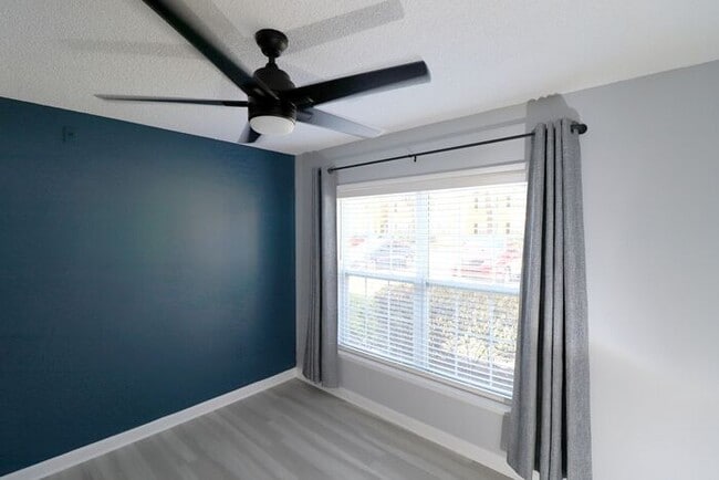 Building Photo - Newly renovated first floor condo! 2 bedrooms