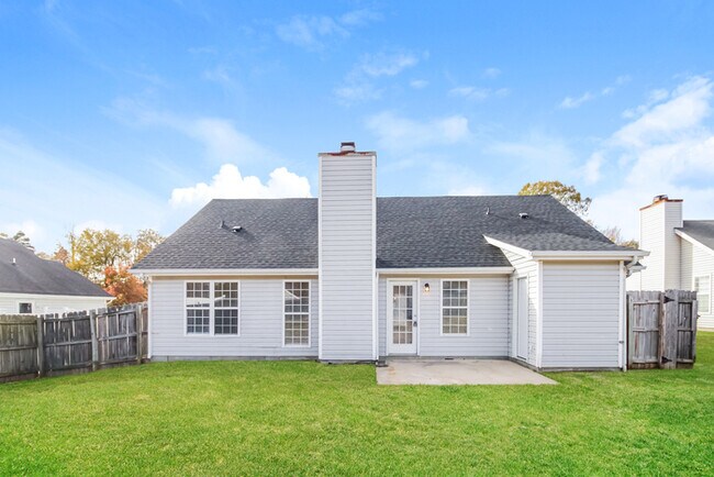 Building Photo - Inviting 3-Bedroom Home