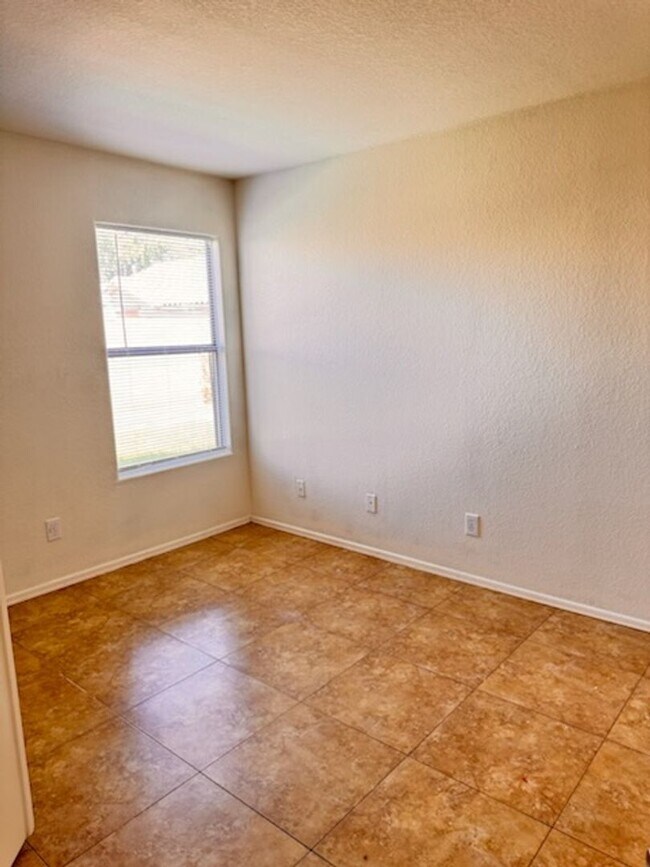 Building Photo - 1704 E Los Alamos St