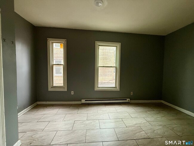 Building Photo - 72 Burton St