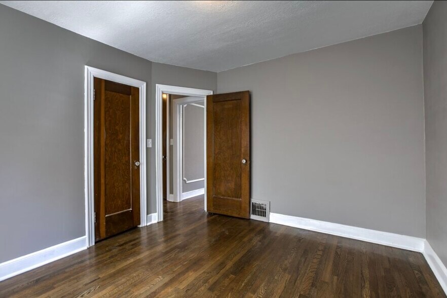 Building Photo - 706 E 71st Ter