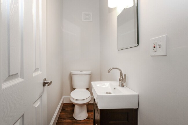 Building Photo - Renovated Columbia Heights 3BD Rowhome wit...