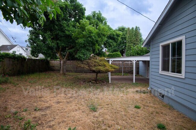 Building Photo - 920 13th St NE