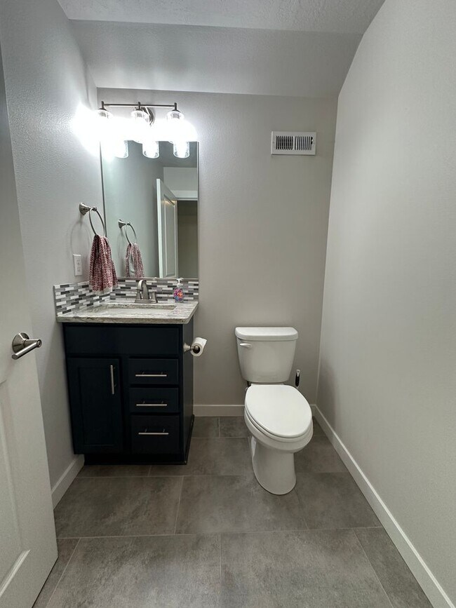 Building Photo - 3 bedroom, 2.5 bath with bonus room in Wes...