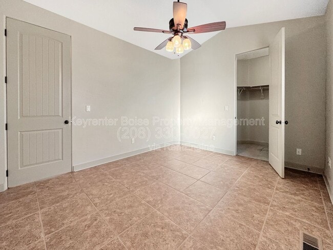 Building Photo - 3349 N Justin Ave