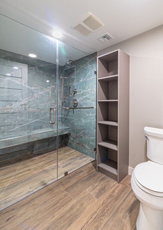 Building Photo - Stunning Remodeled 4-Bedroom Home in Exclu...