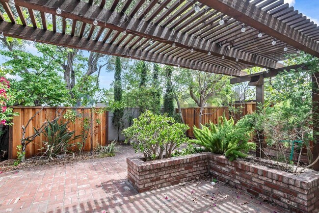 Building Photo - 502 Pine Wood Ln