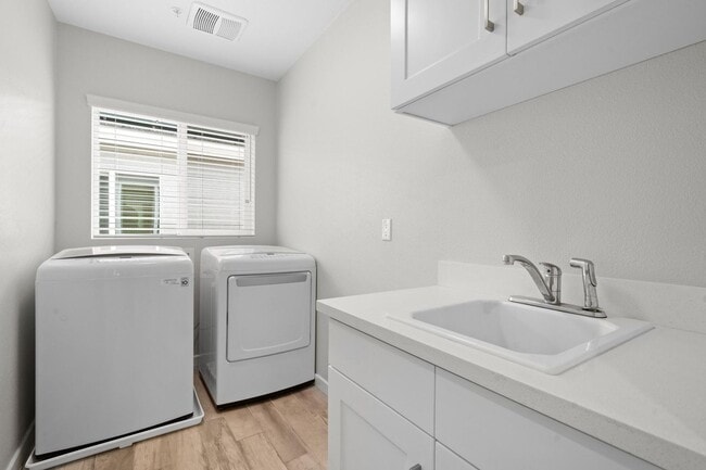 Building Photo - Modern Luxury 4-Bedroom 3-Bathroom Home wi...