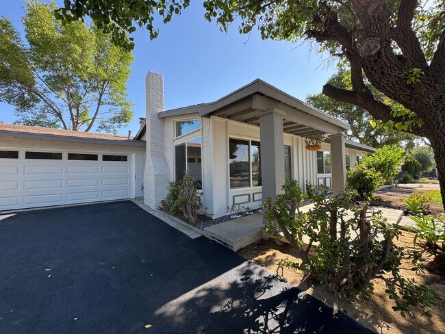 Building Photo - Newly Remodeled Gorgeous Open Floor Plan o...