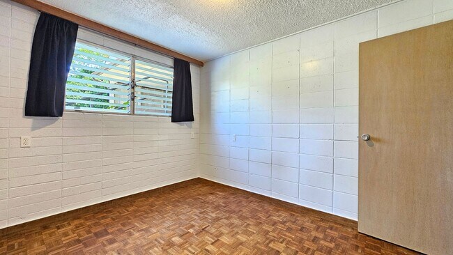 Building Photo - 3 bed/1 bath/2 parking downstairs apartment in Manoa Home
