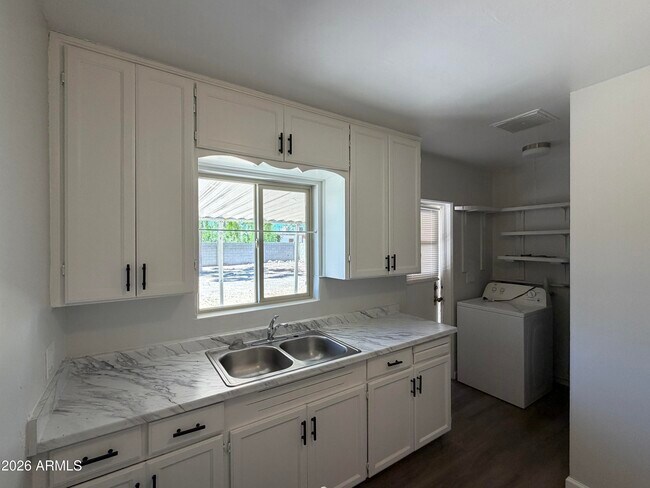 Building Photo - 2221 E Osborn Rd