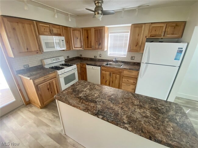 Building Photo - 29520 Cresthaven Dr