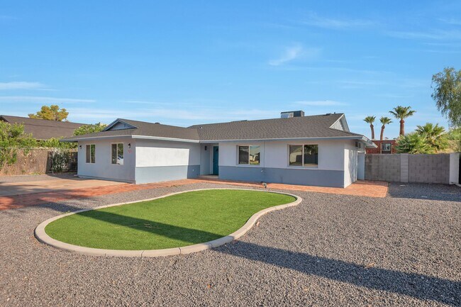 Building Photo - 5 Bedroom, 3 Bath, Pool, Remodeled