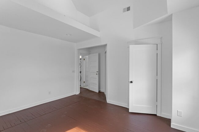 Building Photo - Historic Charm Meets Modern Living – Spacious 6-Bedroom in Prime KC Location! $3900.00