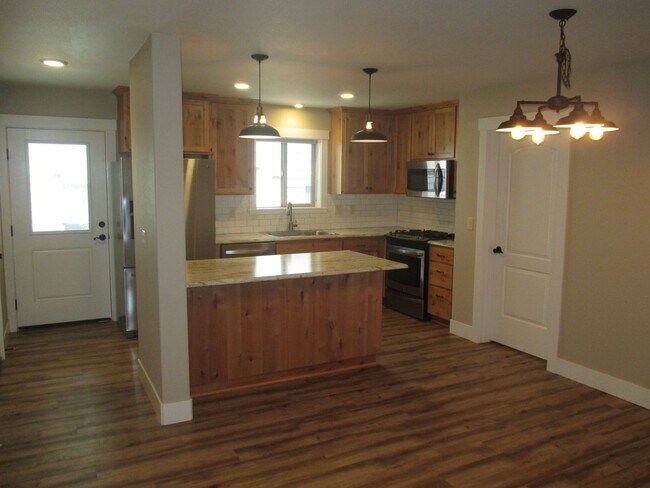 Building Photo - Beautiful Three Bedroom Duplex in South Salem