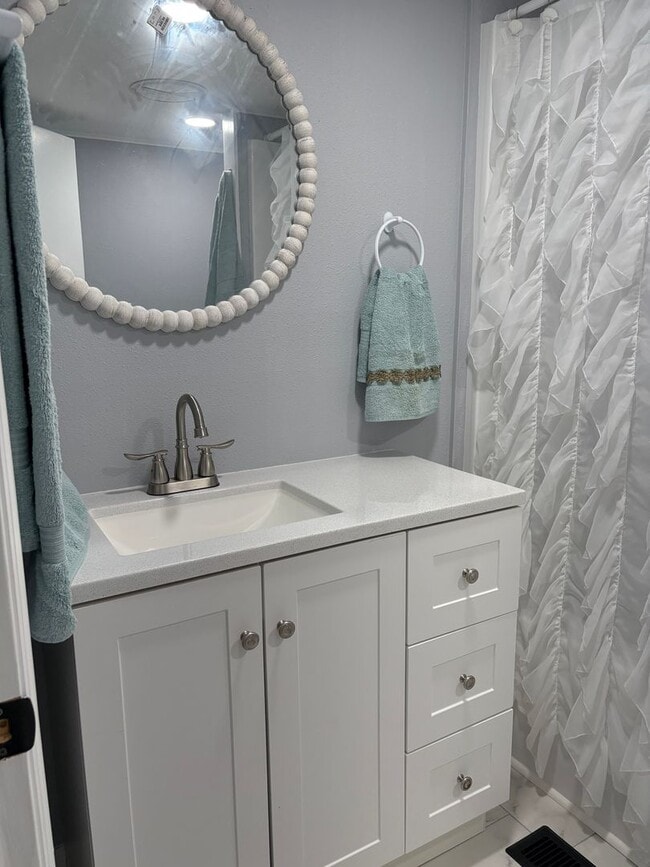 Building Photo - 2 bedroom 2 bath fully remodeled mobile home for rent in 55+ community in south Tampa