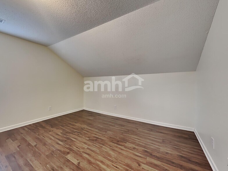 Building Photo - 119 Macallan Ct