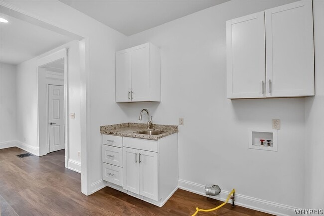 Building Photo - 5849 Broadway St