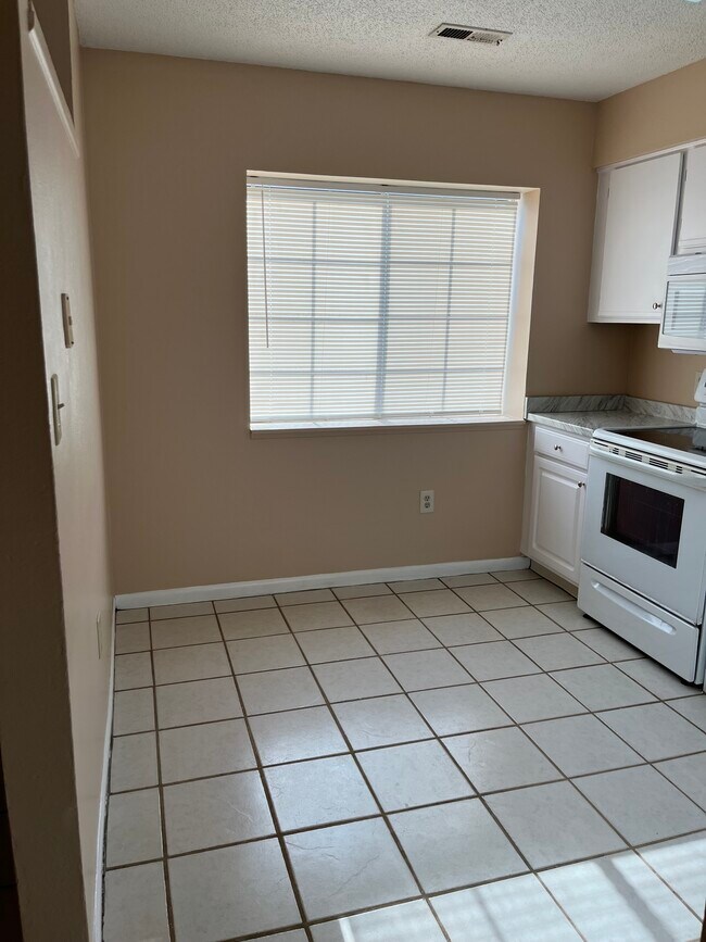 Building Photo - 1208 Pinegrove Dr