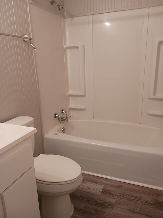 Building Photo - 4 Bedroom Home Available Now!