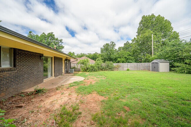 Building Photo - 1021 W Woodcrest Dr